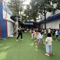 Lớp võ thuật dành cho học sinh tại sân trường